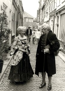 Ursulastraat 16, Remonstrantshofje, enkele personen tijdens de viering van het 2de eeuwfeest van het hofje. Aangekocht in 1974 van fotograaf C. de Boer. Identificatienummer 54-003435, NL-HlmNHA 1478 25900 K 38