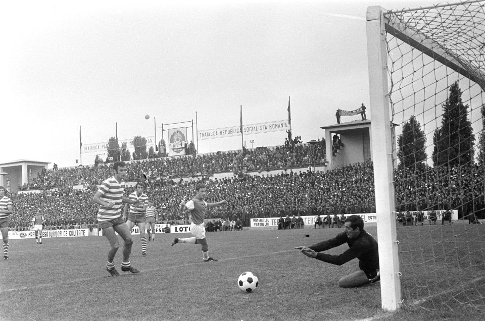 UT Arad tegen Feijenoord 0-0 in Europa Cup in Roemenie nr. 2a doelman Gornea he, Bestanddeelnr 923-8866