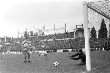 UT Arad tegen Feijenoord 0-0 in Europa Cup in Roemenie nr. 2a doelman Gornea he, Bestanddeelnr 923-8866