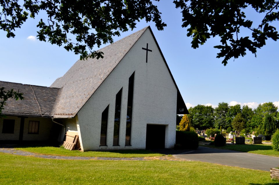 Usingen, Friedhof, Trauerhalle