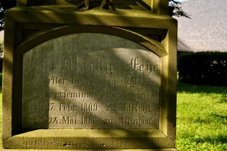 Usingen, Friedhof, Grabmal Feye, Detail