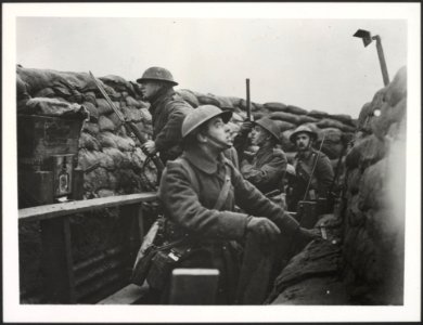 Using primitive periscopes and mirrors British soldiers observe the Hun lines fr, Bestanddeelnr 158-2447