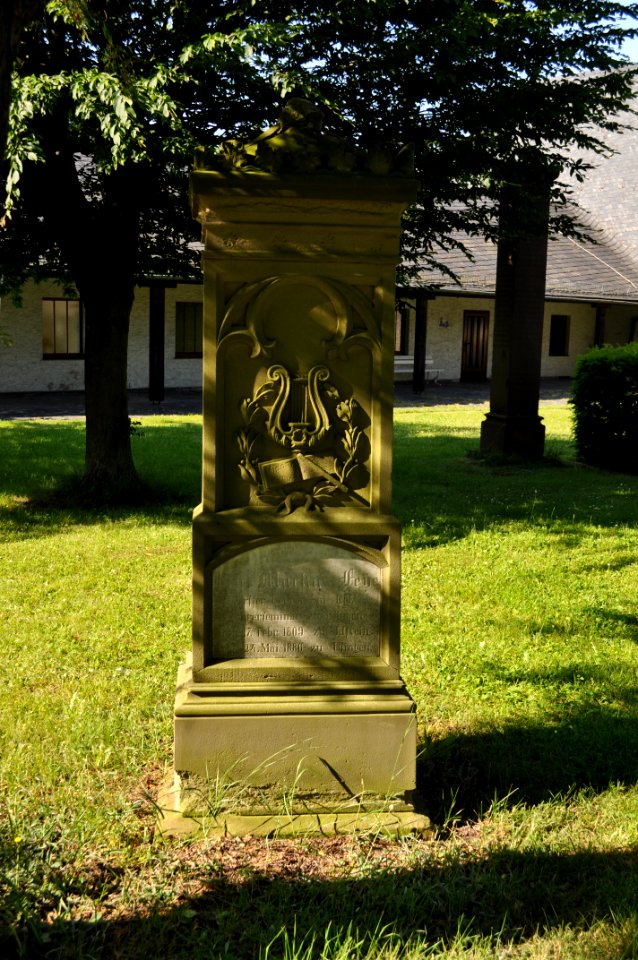 Usingen, Friedhof, Grabmal Feye