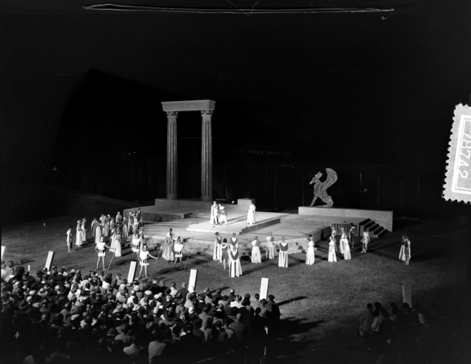 USC-lustrumspel. Met koningin Juliana , Prins Bernhard en Prinses Beatrix, Bestanddeelnr 907-8742