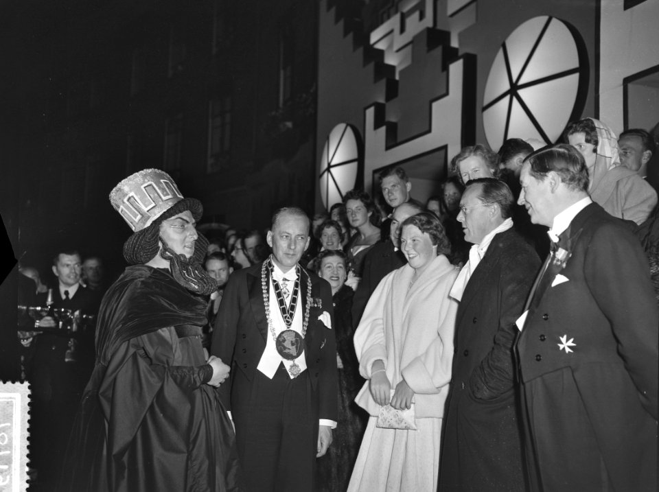 USC-lustrumspel Met koningin Juliana , Prins Bernhard en Prinses Beatrix Acteu, Bestanddeelnr 907-8719
