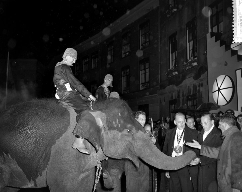USC-lustrumspel. Met koningin Juliana , Prins Bernhard en Prinses Beatrix. Olifa, Bestanddeelnr 907-8723