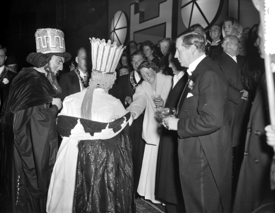 USC-lustrumspel. Met koningin Juliana , Prins Bernhard en Prinses Beatrix. Acteu, Bestanddeelnr 907-8728