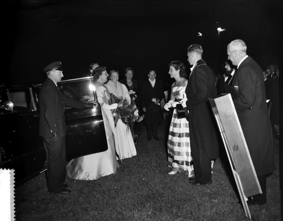 USC-lustrumspel. Met koningin Juliana , Prins Bernhard en Prinses Beatrix. Hare , Bestanddeelnr 907-8716