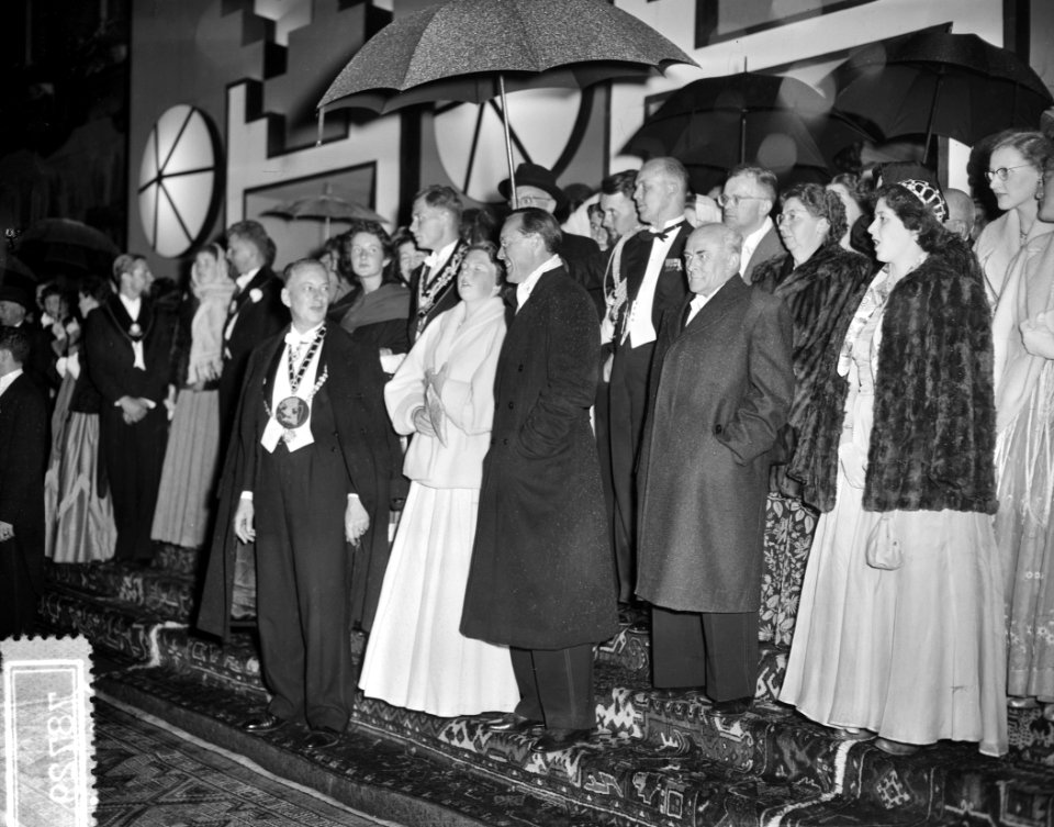 USC-lustrumspel. Met koningin Juliana , Prins Bernhard en Prinses Beatrix. Acteu, Bestanddeelnr 907-8729