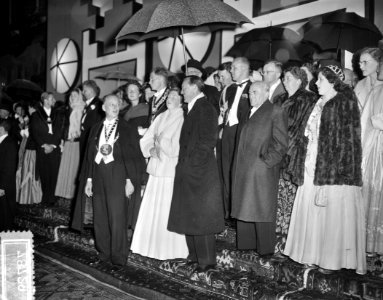 USC-lustrumspel. Met koningin Juliana , Prins Bernhard en Prinses Beatrix. Acteu, Bestanddeelnr 907-8729