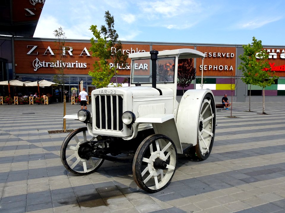 UTB - IAR-22 tractor 2