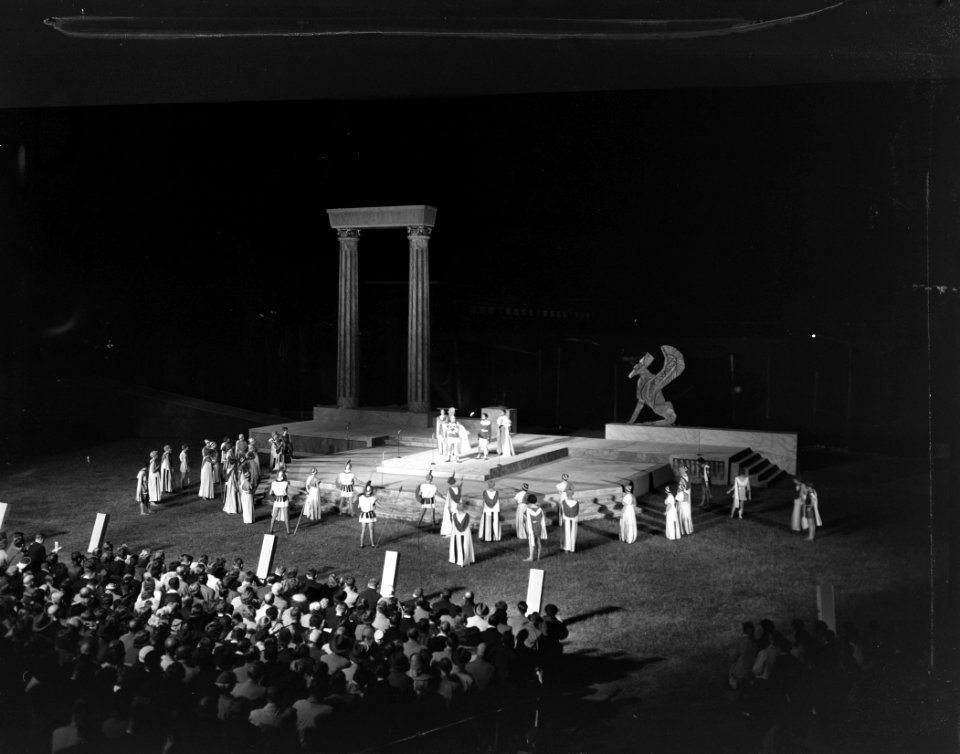 USC-lustrumspel. Met koningin Juliana , Prins Bernhard en Prinses Beatrix, Bestanddeelnr 907-8746