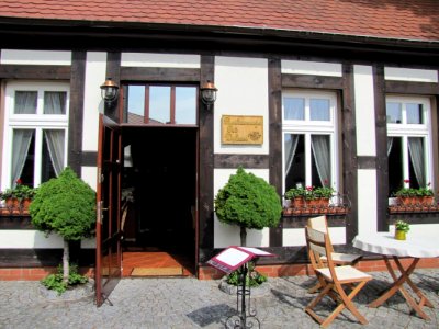 Ustka, ul. Kosynierów 13 - restauracja Pod Dębem 02
