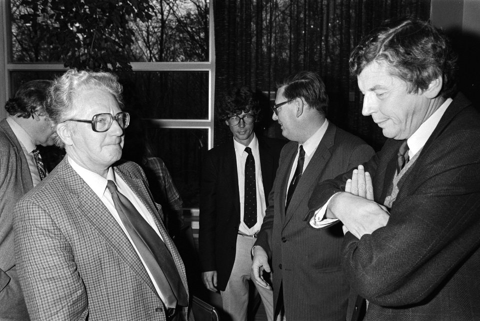 V.l.n.r. CNV-voorzitter Harm van de Meulen, onbekend, minister van Aardenne (Eco, Bestanddeelnr 932-7808