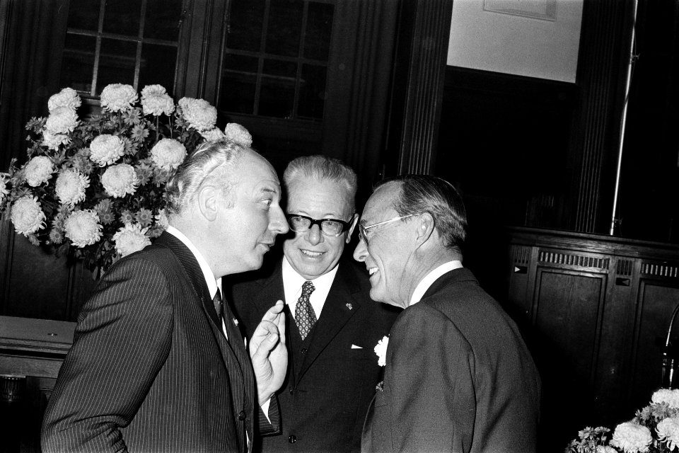 V.l.n.r. de Duitse minister van Buitenlandse Zaken Walter Scheel, president Hein, Bestanddeelnr 923-0143