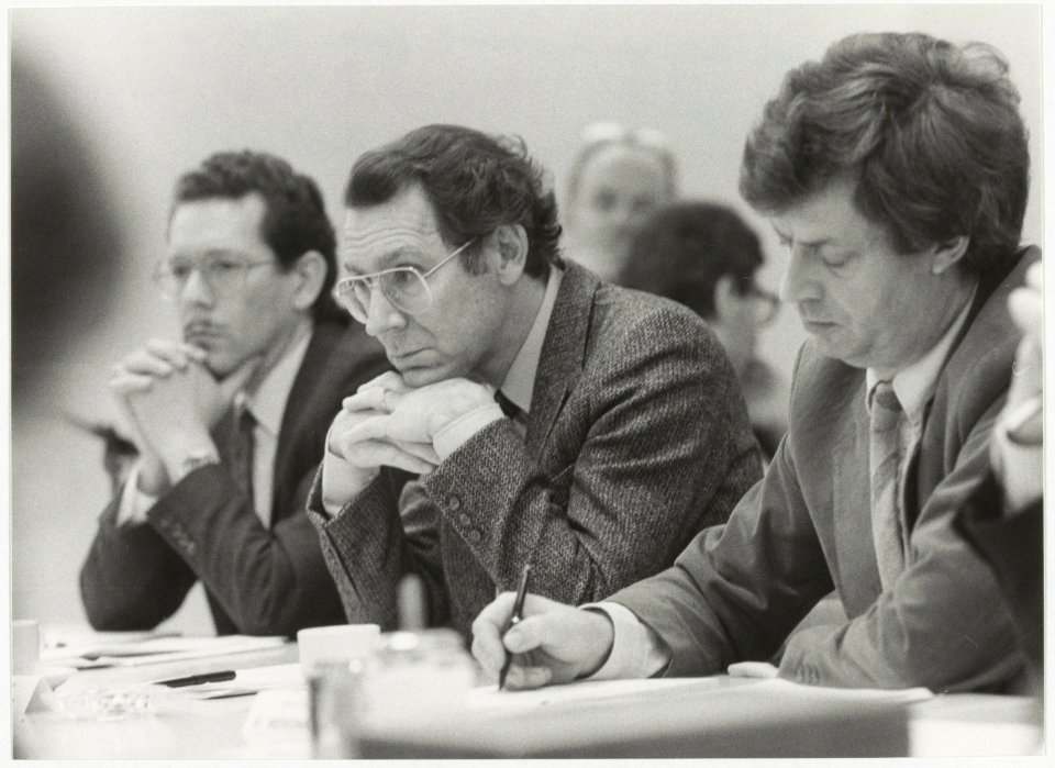 V.l.n.r. de heren H. Nijman (Zeewegziekenhuis), S. Vosser (St. Johannes de Deo) en W. Mensink (St. Elisabeths Gasthuis) tijdens een discussie tussen ziekenhuizen. NL-HlmNHA 54025867