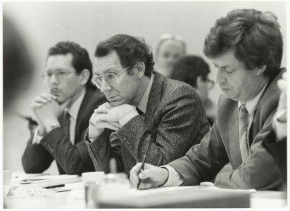 V.l.n.r. de heren H. Nijman (Zeewegziekenhuis), S. Vosser (St. Johannes de Deo) en W. Mensink (St. Elisabeths Gasthuis) tijdens een discussie tussen ziekenhuizen. NL-HlmNHA 54025867