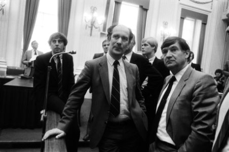 V.l.n.r. Dhr. Nijpels (VVD), dhr. De Vries (CDA) en Joep de Boer (CDA), Bestanddeelnr 932-6350