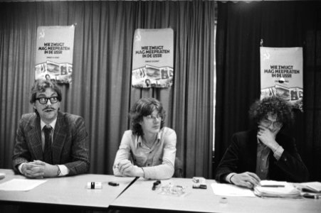 V.l.n.r. Dr. Arnold Evers, Jaap Groen en een voorlichter. Op de affiche staat , Bestanddeelnr 930-4866