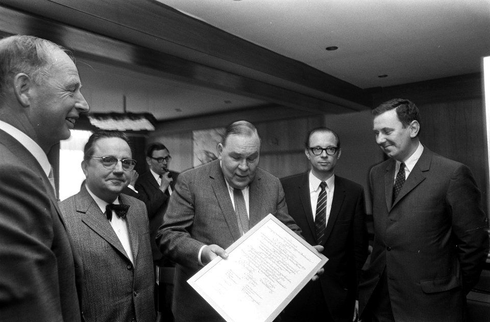 V.l.n.r. de 4 hoofdredacteuren A.J. Dunning, G.P.M. Horsten, P.J. Vinken en W. v, Bestanddeelnr 922-5903