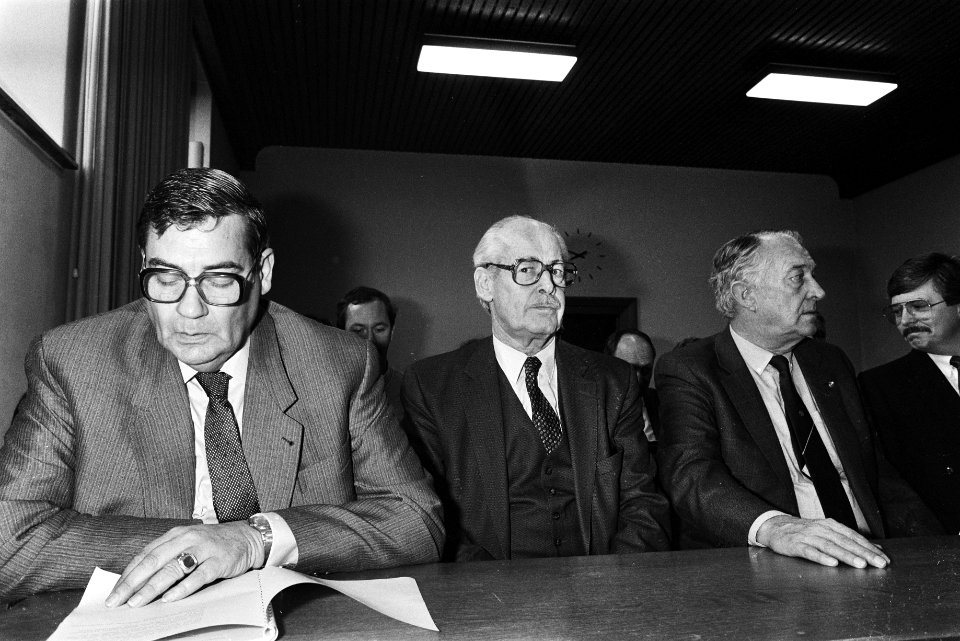 V.l.n.r. dhr. Ton Harmsen (KNVB), dhr. Van Eijk (KNVB) en dhr. Brandsteder (impo, Bestanddeelnr 932-7671