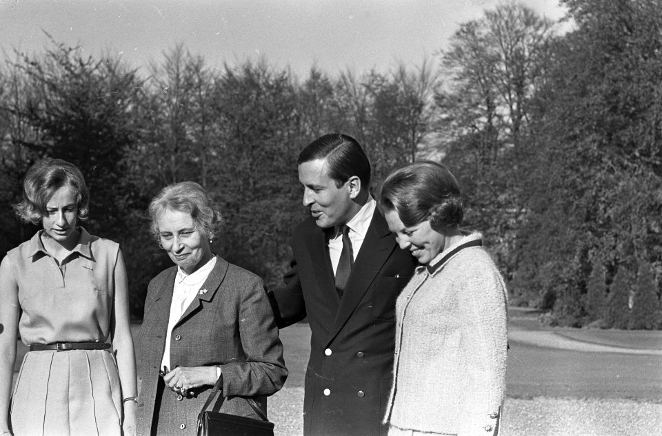 V.l.n.r. Christina von Amsberg, mevrouw von Amsberg , Claus von Amsberg en prins, Bestanddeelnr 918-4156