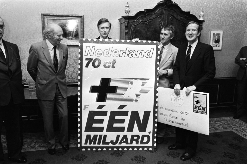 V.l.n.r. CdK Patijn, burgemeester Schols (DH), weth. Dijkhuizen (EZ), overhandig, Bestanddeelnr 933-1004
