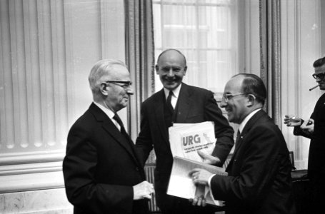 V.l.n.r. de heer Lucas van de KVP-fractie, minister van Financiën Vondeling en m, Bestanddeelnr 918-3129