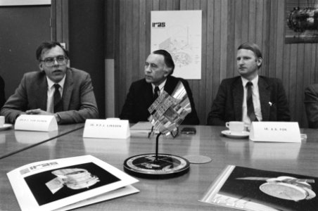 V.l.n.r. Van Duinen, (directeur ruimtevaart Fokker), Linssen (directeur van het , Bestanddeelnr 932-4670