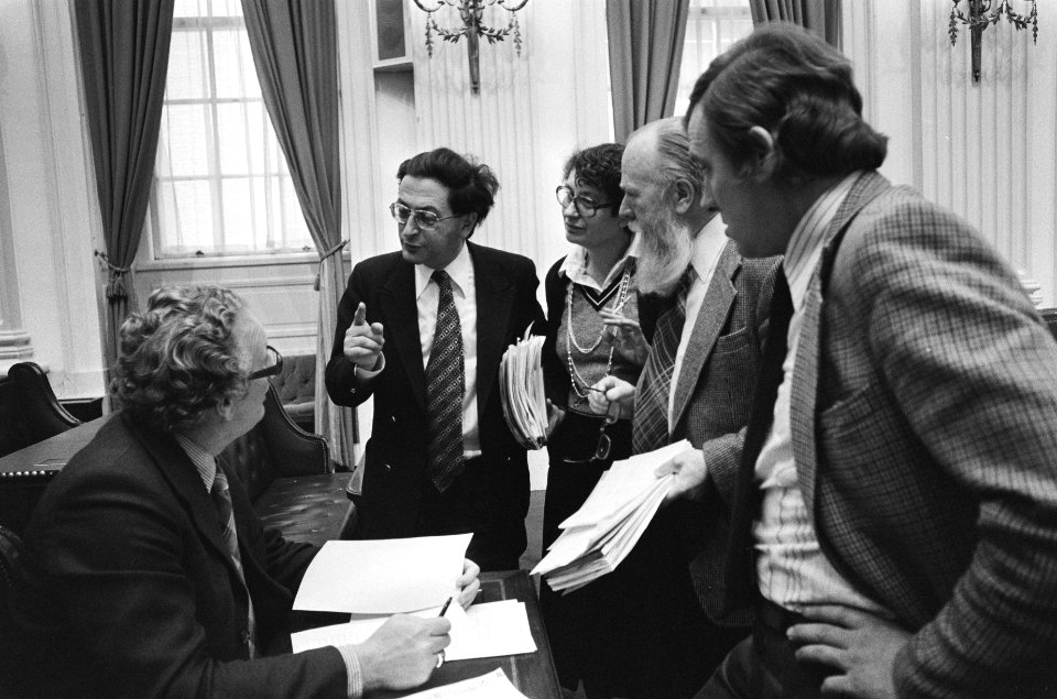 V.l.n.r. Van Kemenade, minister Pais, mevrouw Ginjaar, Konings (PvdA) en Albert-, Bestanddeelnr 930-1811