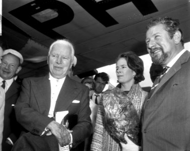 V.l.n.r. Chaplin, diens echtgenote Oona ONeill en Peter Ustinov, Bestanddeelnr 917-8955