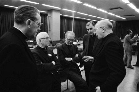 V.l.n.r. de bisschoppen Gijsen, Zwartkruis, Simonis, Bluyssen en Kardinaal Wille, Bestanddeelnr 931-2666