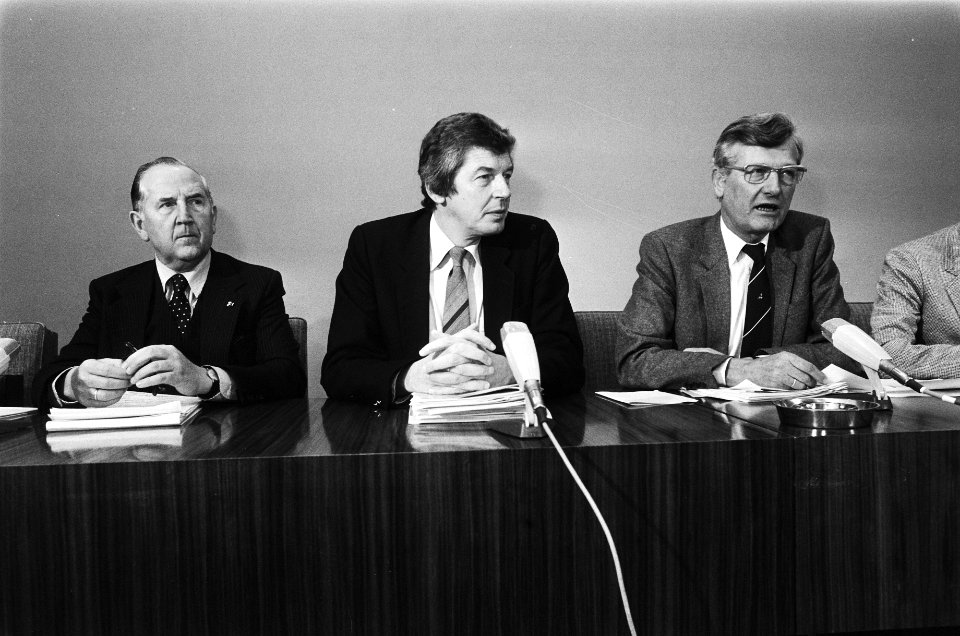 V.l.n.r. Van Veen (VNO), Kok (FNV) en minister De Koning (Sociale Zaken), Bestanddeelnr 932-4029