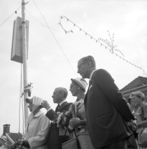 V.l.n.r. mevrouw Gaarlandt , burgemeester van Emmen K.H. Gaarlandt, mevrouw Van…, Bestanddeelnr 911-5248