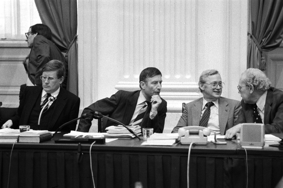 V.l.n.r. de ministers Wiegel (Binnenlandse Zaken), premier van Agt (met vuist on, Bestanddeelnr 930-4838