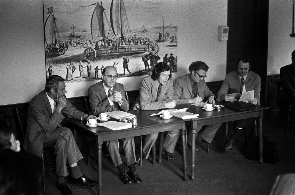 V.l.n.r. De Boo (NVV), Spit (NKV), Kok (NVV), Van der Meulen (CNV) en Herman Boe, Bestanddeelnr 927-0355