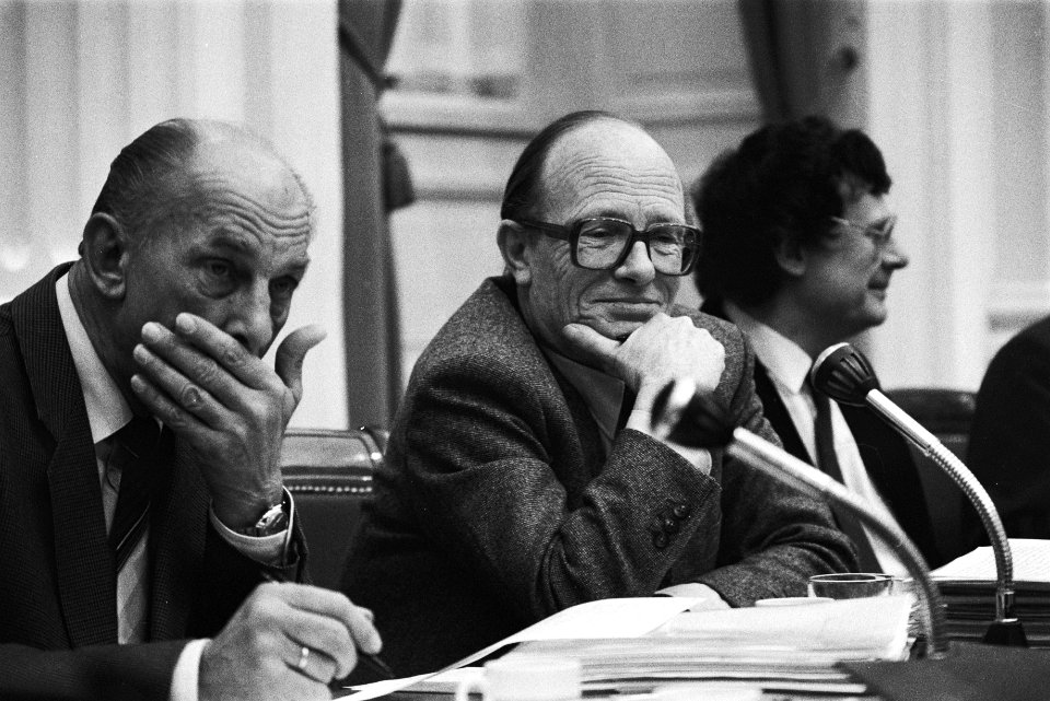 V.l.n.r. dhr. Statema (directeur personeelsbeleid Binnenlandse Zaken), minister , Bestanddeelnr 932-7720