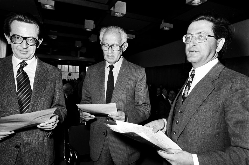 V.l.n.r. drs. Paape , de heer L. de Jong en minister Pais, Bestanddeelnr 930-2373