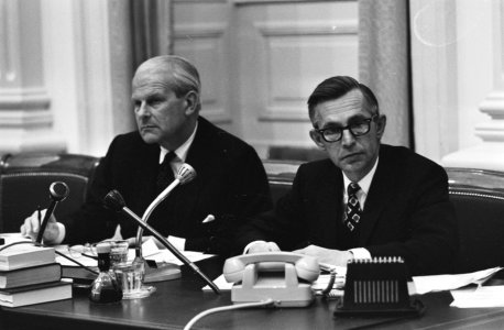 V.l.n.r. staatssecretaris Hans de Koster (VVD) en minister van Economische Zake…, Bestanddeelnr 924-3401