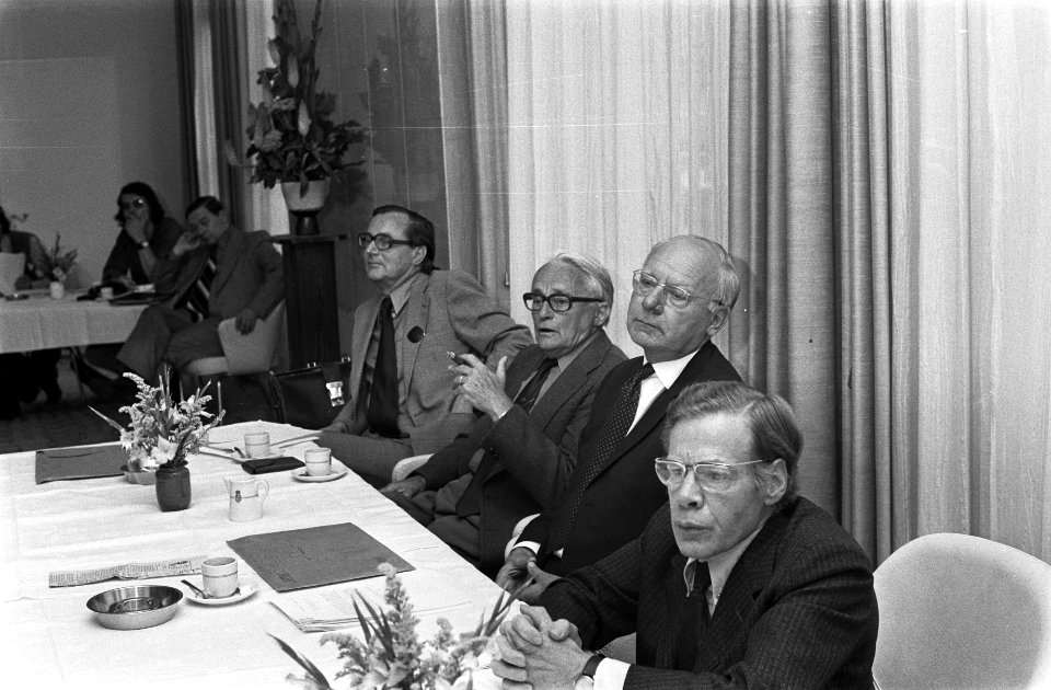 V.l.n.r. dr. J. Veering, mr. J. Klaasesz, A. Vondeling en H.J.A.M. Vrouwenvelder, Bestanddeelnr 927-4117