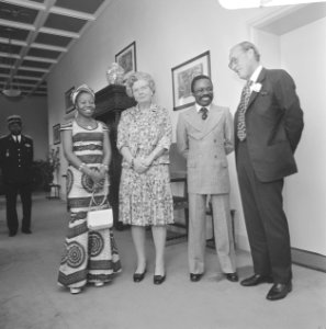 V.l.n.r. mevrouw Bongo, koningin Juliana, president Bongo en prins Bernhard, Bestanddeelnr 926-4083