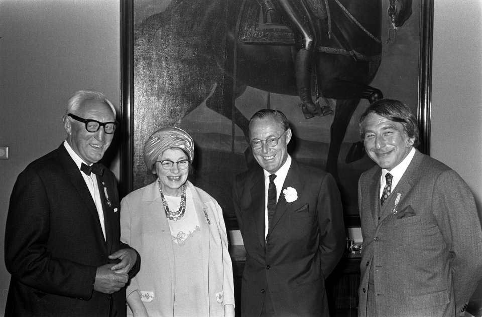 V.l.n.r. Dr. Wumkes, mej. Bijtelaar, Prins Bernhard en A. Orlow, Bestanddeelnr 922-5643