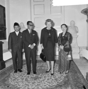 V.l.n.r. dhr. Sharif, dr. Soebandrio, koningin Juliana en mevrouw Soebandrio, Bestanddeelnr 916-2625