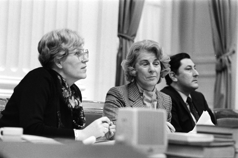 V.l.n.r. staatssecretaris Jeltien Kraaijeveld-Wouters, minister Til Gardeniers e, Bestanddeelnr 931-2893