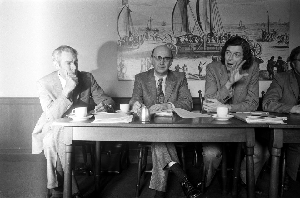V.l.n.r. De Boo (NVV), Spit (NKV), Kok (NVV), Van der Meulen (CNV) en Herman Boe, Bestanddeelnr 927-0354