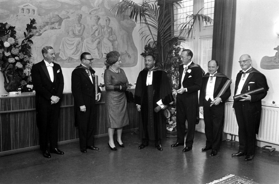 V.l.n.r. E. Jonckheer, koningin Juliana, dr. Martin Luther King , prins Bernhard, Bestanddeelnr 918-3397
