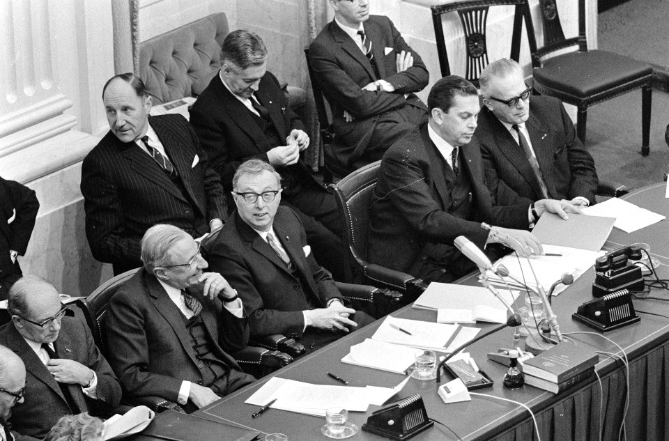 V.l.n.r. Dr. J.E. (Jan) de Quay (KVP), Dr. J. (Jelle) Zijlstra (KVP), Mr. B.W. (, Bestanddeelnr 919-8364