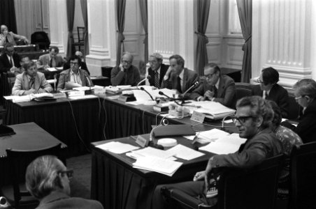 V.l.n.r. de kamerleden Wolff (CPN), Keja, De Beer (beiden VVD) en Roethof (PvdA), Bestanddeelnr 928-1321