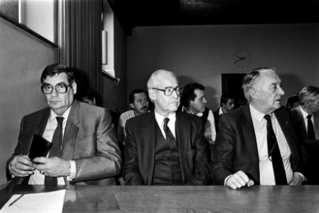 V.l.n.r. dhr. Ton Harmsen (KNVB), dhr. Van Eijk (KNVB) en dhr. Brandsteder (impo, Bestanddeelnr 932-7670