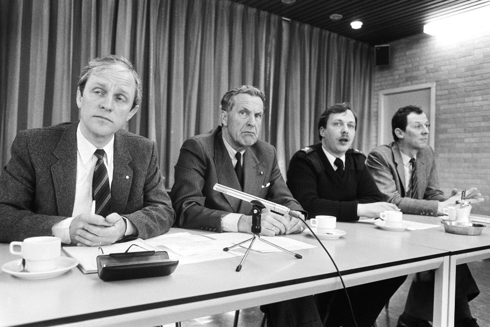 V.l.n.r. commissaris J.W. Bakker, burgemeester R.M. Gallas, hoofdinspecteur F. F, Bestanddeelnr 932-5534